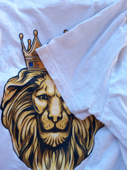 Sleves, ærmerne på GOTS CERTIFIED T-SHIRT, med GOLD LION printet