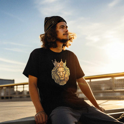 Young Guy sitting in the sunset with our black GOTS certified T-SHIRT on.

Ung frisk gut, sidder i solnedgang med The-original.shop lækre sorte GOTS CERTIFICERET T-SHIRT hvor GOLD LION er printet på.