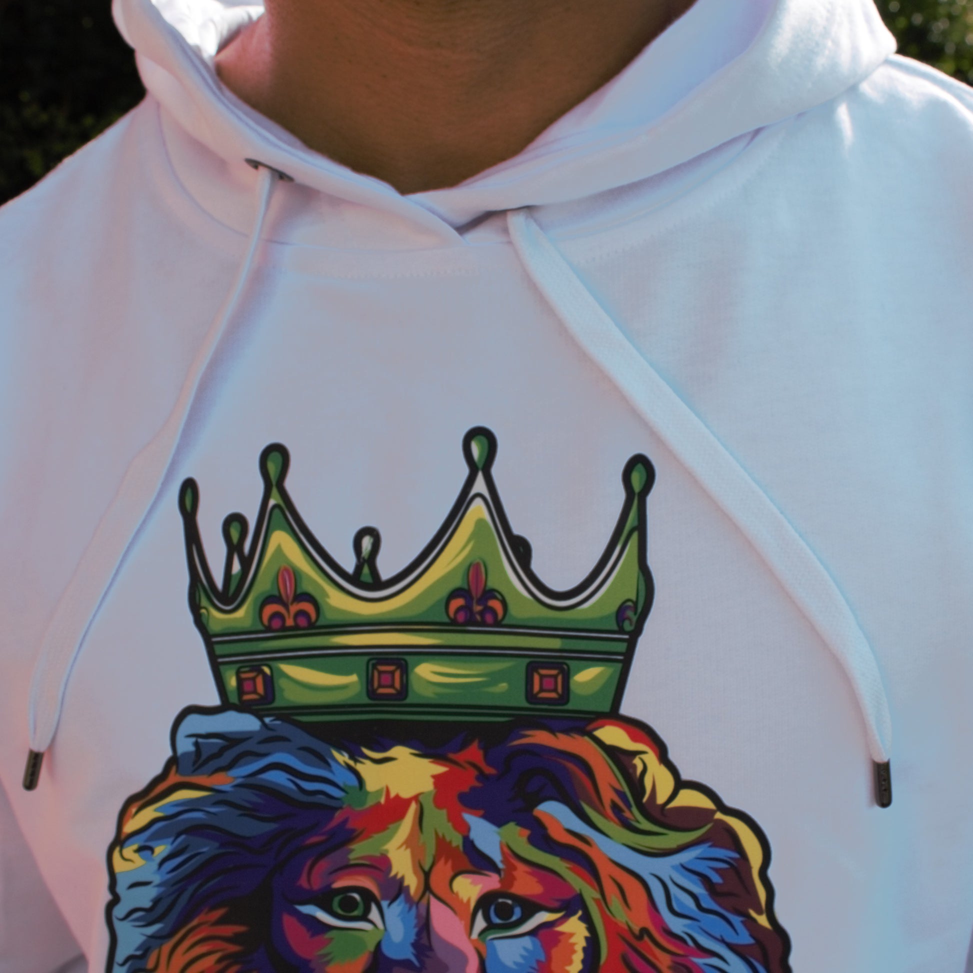 Close up of collar, White COLOR LION hoodie.

Nærbilled af kraven og snørre på vores hvide COLOR LION hoodie, køb den på the-original.shop 