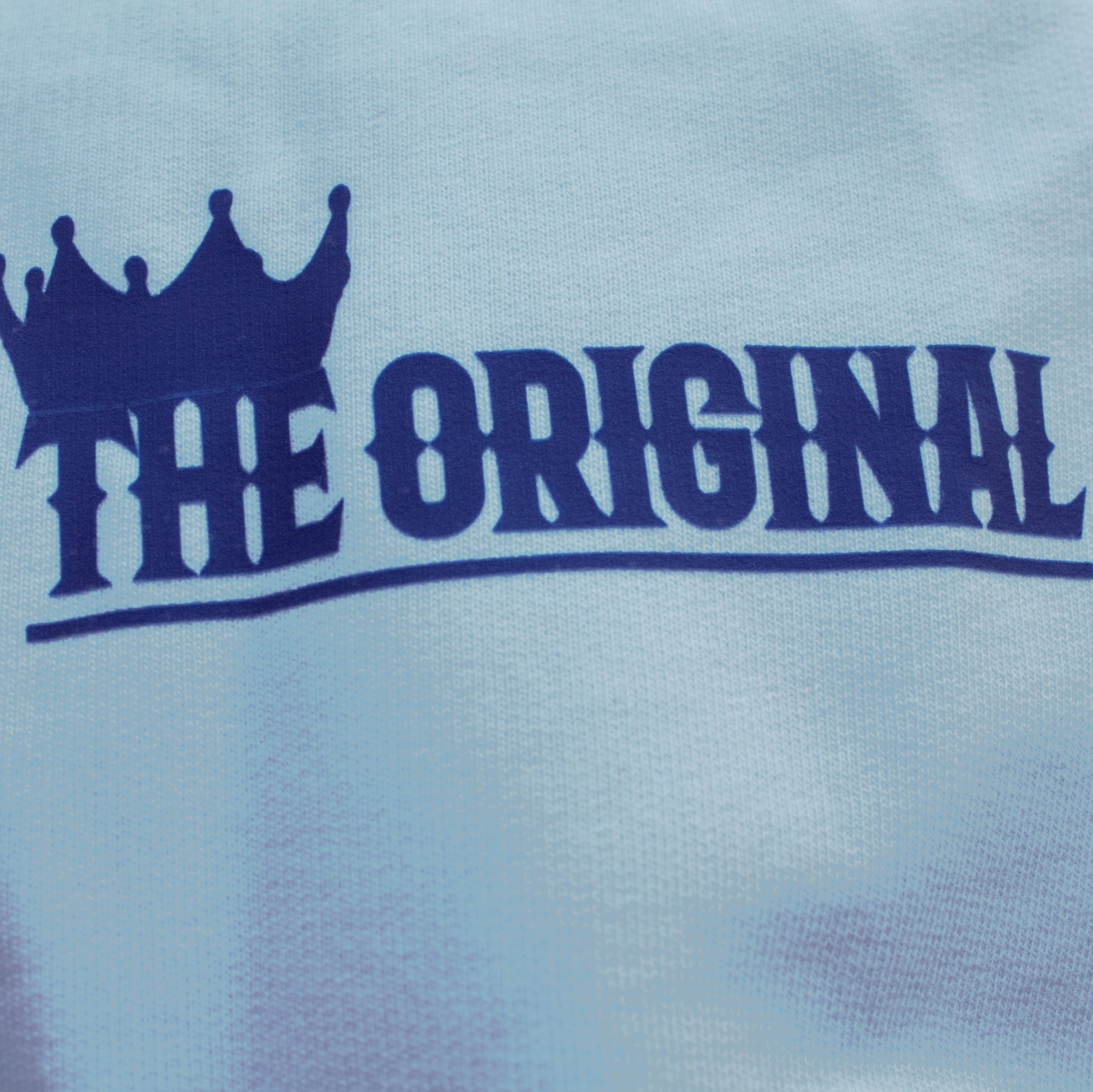 Close up of brand name in blue imprint on the hood of the White COLOR LION hoodie from the-original.shop 

Dette er vores brand navn der er printet i blåt på hood af hoodien, hvor der samtidigt er printet vores COLOR LION.