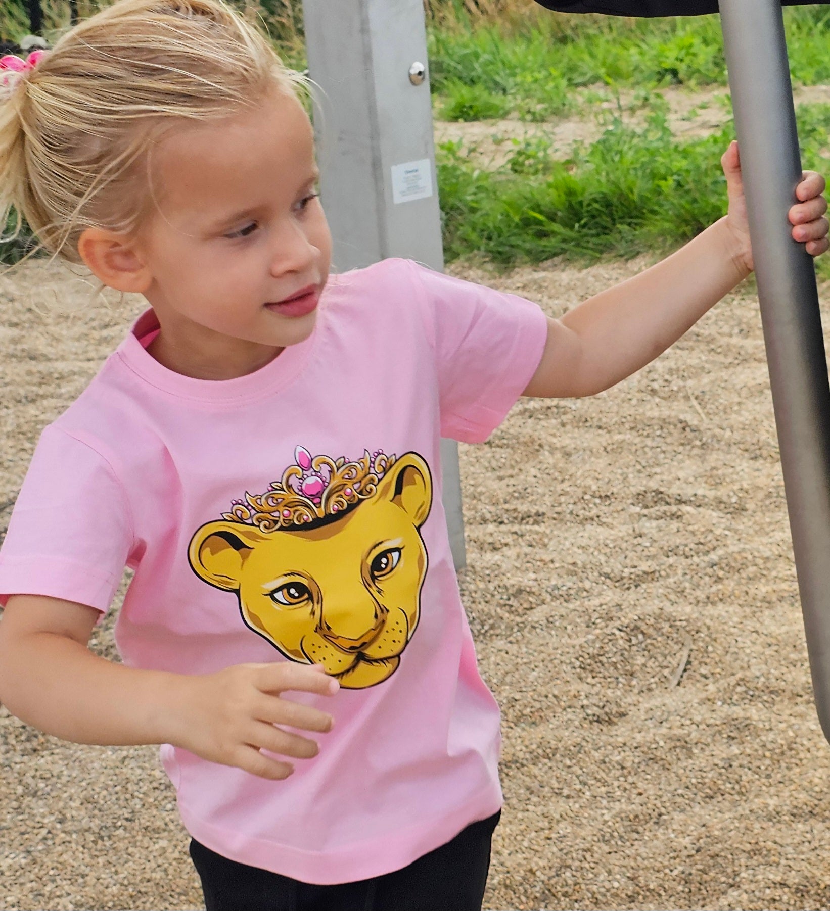 Pink girls' t-shirt with PRINCESS faith design – front view