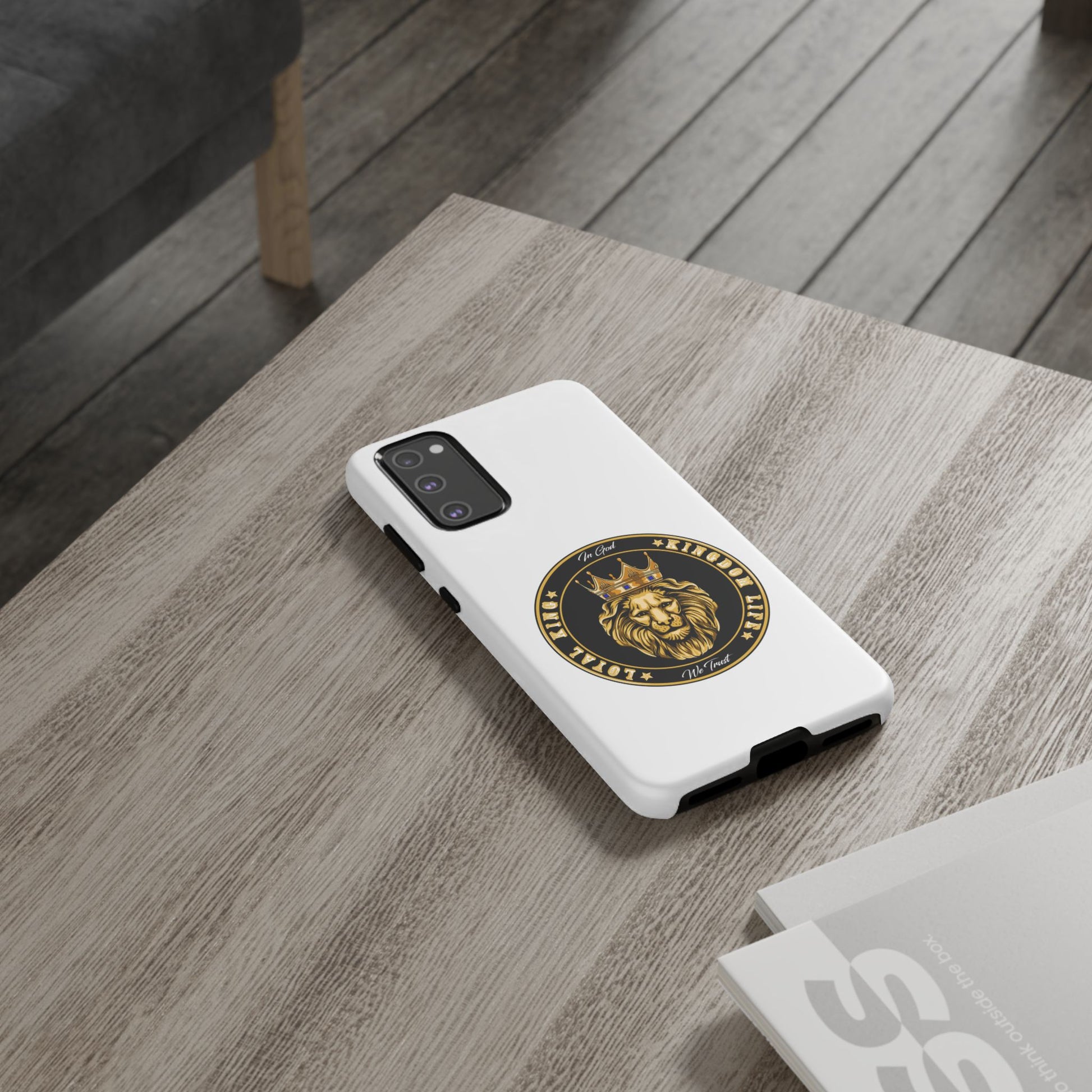 LOYAL KING case in white with crown and lion symbol – The Original Faithwear