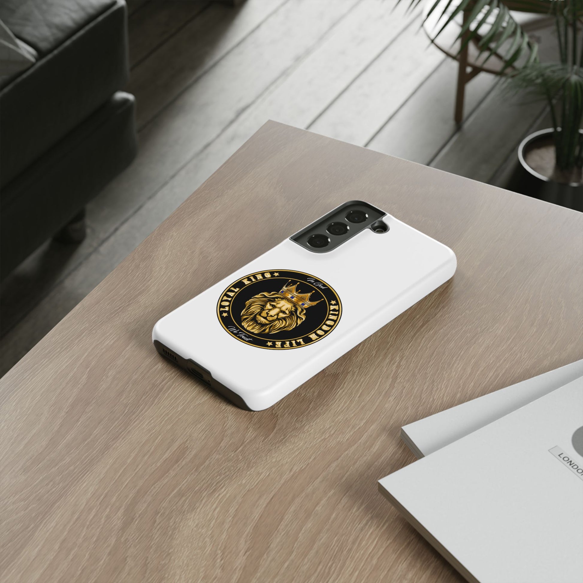 LOYAL KING case in white with crown and lion symbol – The Original Faithwear