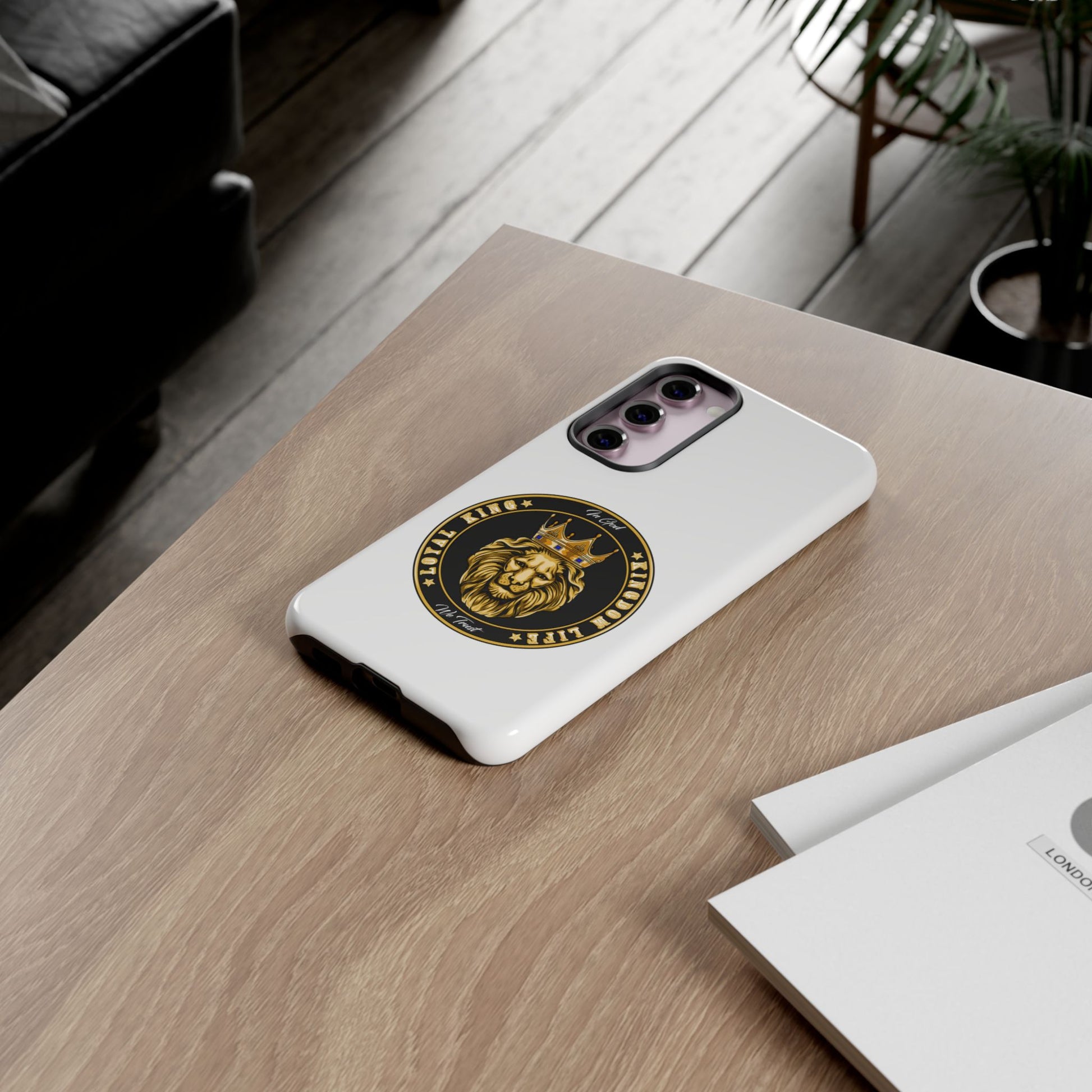 LOYAL KING case in white with crown and lion symbol – The Original Faithwear