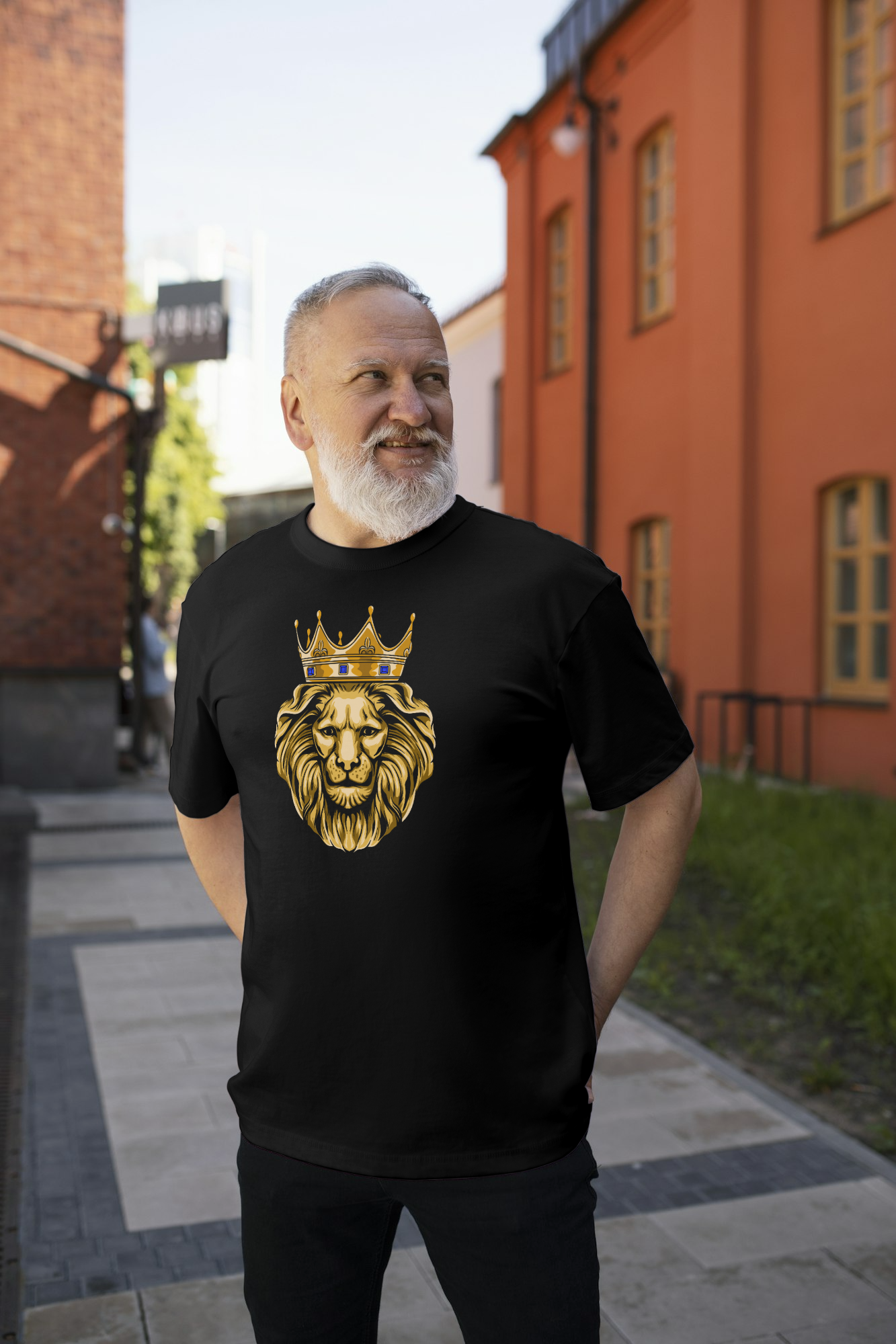 Older gentleman with black GOTS CERTIFIED T-SHIRT with GOLD LION imprint.

Ældre herre med vores lækre GOTS CERTIFICERET T-SHIRT, hvor GOLD LION er printet på.